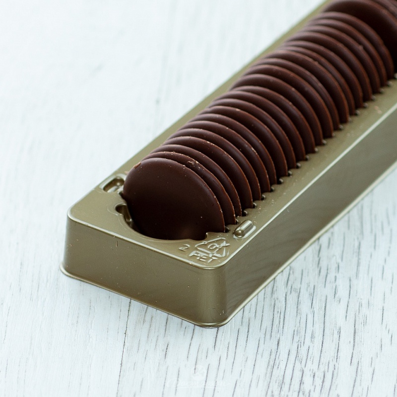 Шоколадные лепестки Chocolatier D. Munger с малиново-йогуртной начинкой на меду 100г