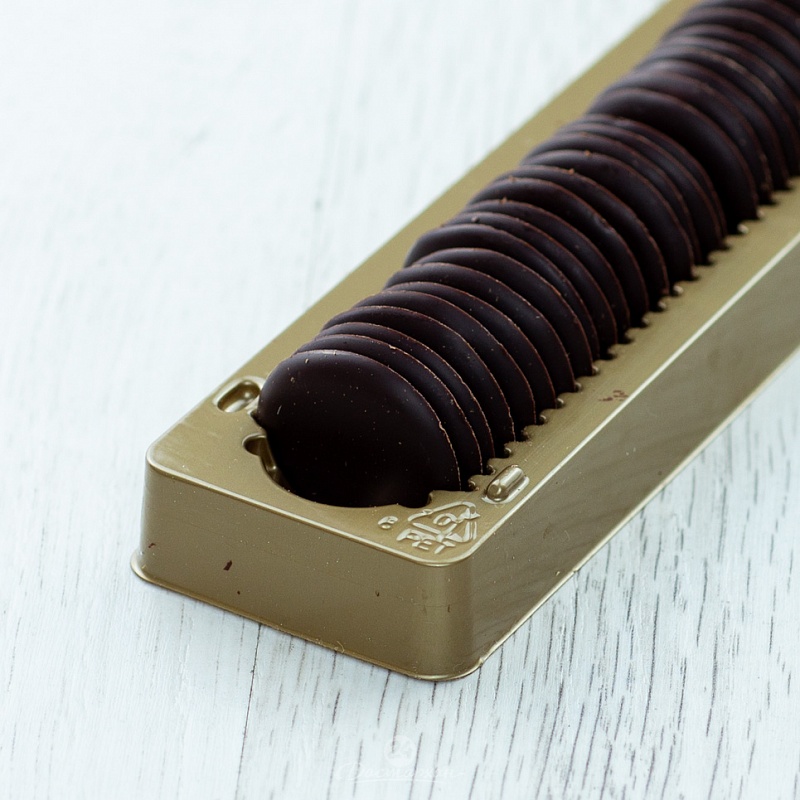 Шоколадные лепестки Chocolatier D. Munger с лаймово-йогуртной начинкой на меду 100г